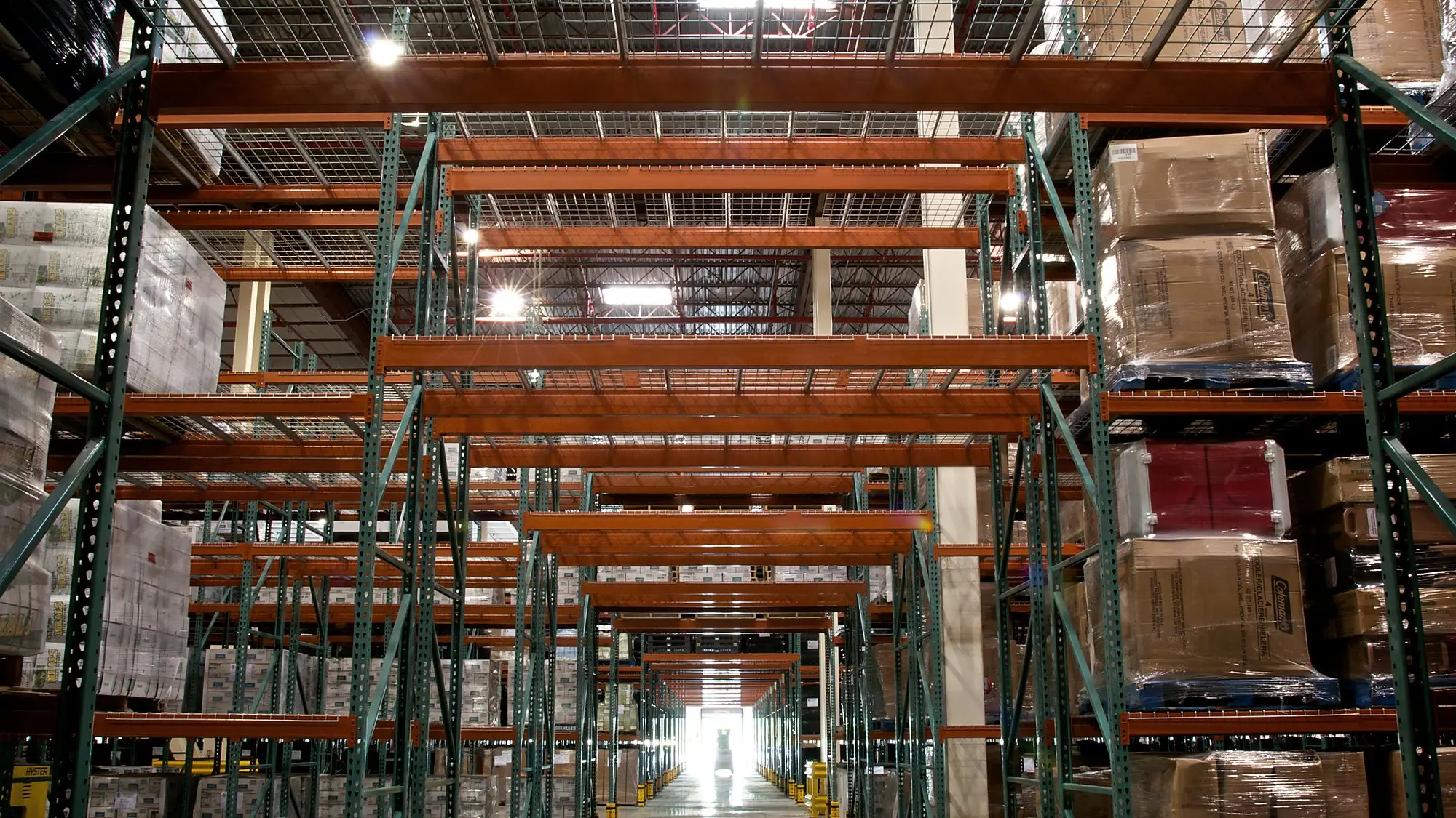Pasillo de un depósito con estanterías llenas de cajas
