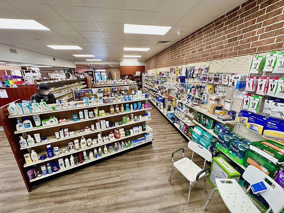 Góndolas de una farmacia con productos de cuidado personal