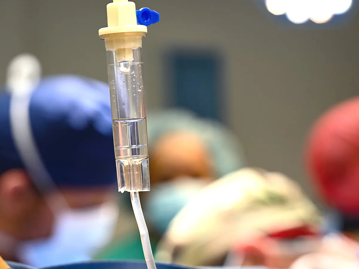 Goteo de suero en un quirófano